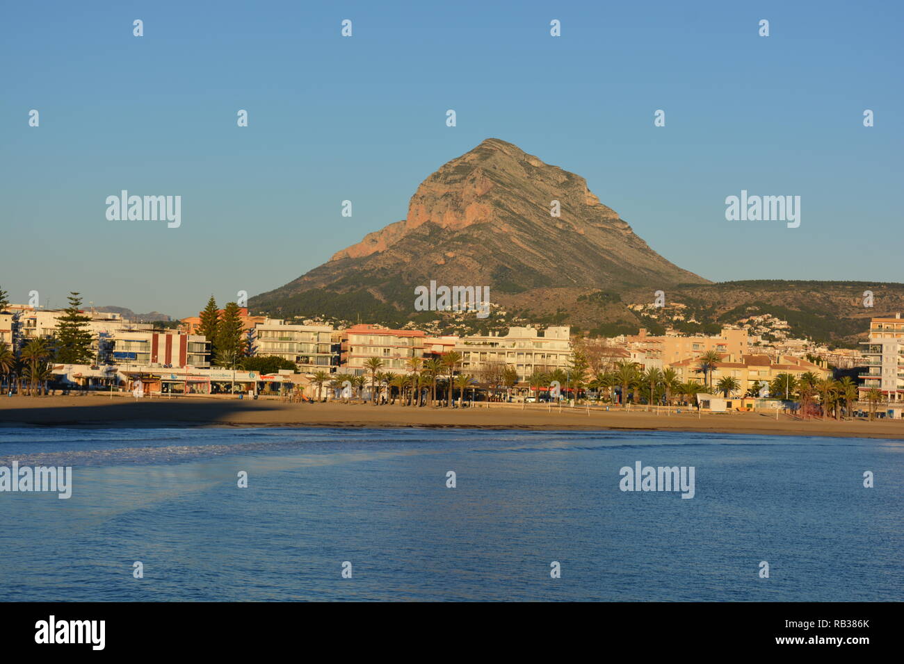 Blick auf den Arenal Strand und Berg Montgo in Javea/Xabia, Provinz Alicante, Comunidad Valencia, Spanien Stockfoto