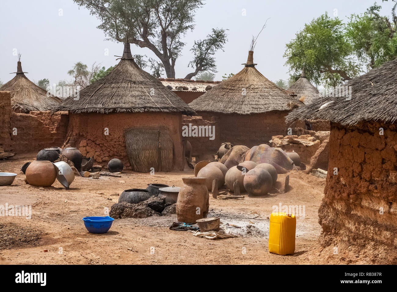 Innenhof der traditionellen mosi Home mit Hütten in einem mosi Dorf in der Nähe von Boussouma, nördlichen Burkina Faso, Westafrika. Stockfoto