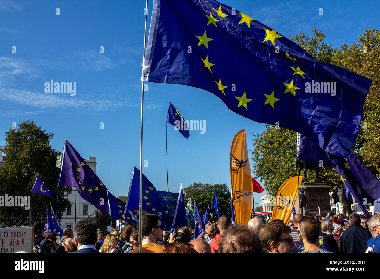 Eine Menschenmenge Marsch von Trafalgar Square bis Parliament Square in London auf den 20/10/18 Für die Volksabstimmung Demonstration gegen Brexit. Stockfoto