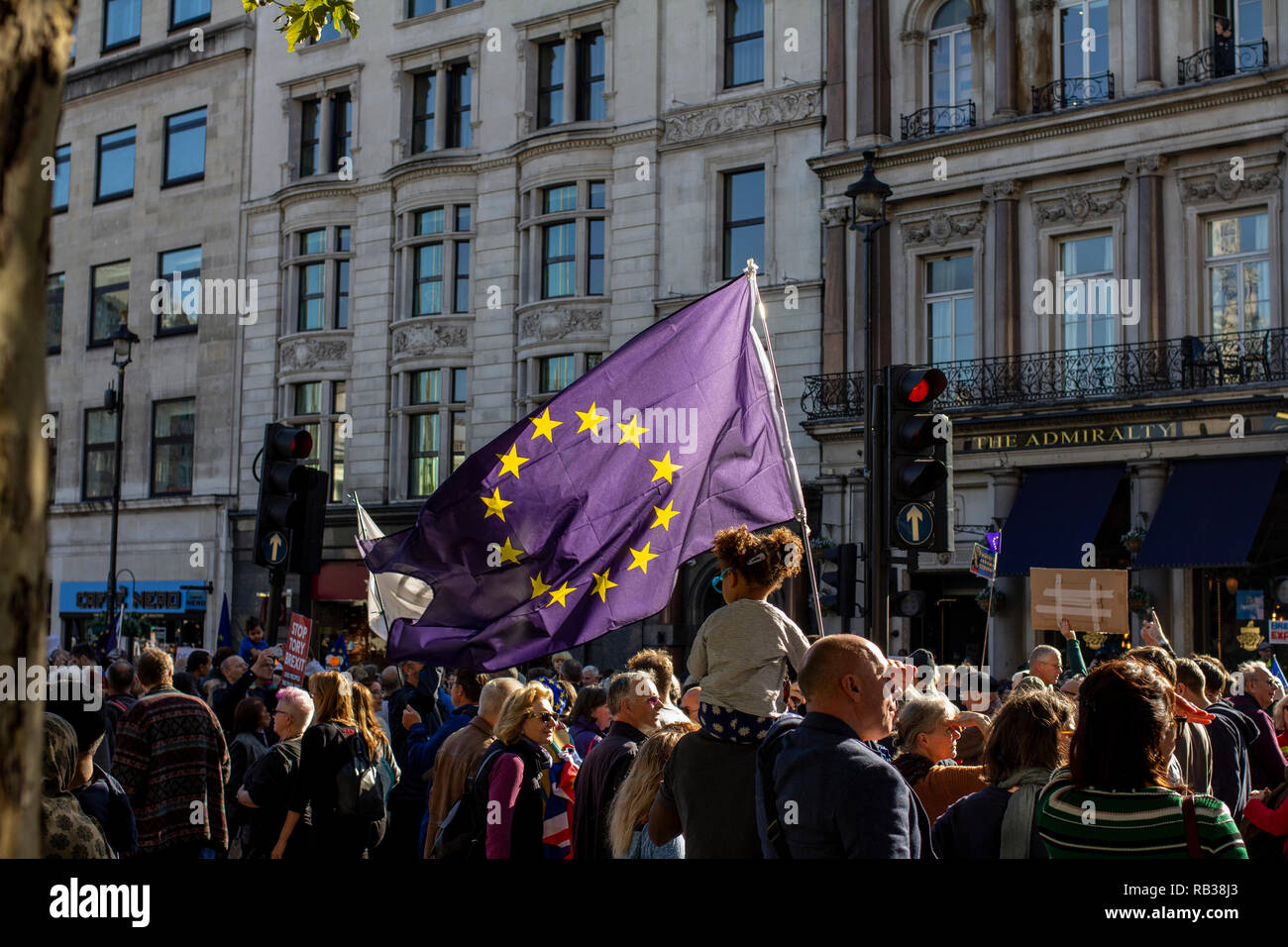 Eine Menschenmenge Marsch von Trafalgar Square bis Parliament Square in London auf den 20/10/18 Für die Volksabstimmung Demonstration gegen Brexit. Stockfoto