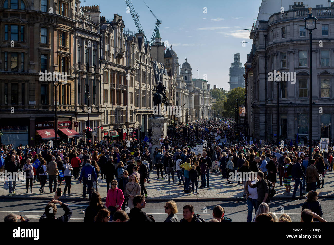 Eine Menschenmenge Marsch von Trafalgar Square bis Parliament Square in London auf den 20/10/18 Für die Volksabstimmung Demonstration gegen Brexit. Stockfoto