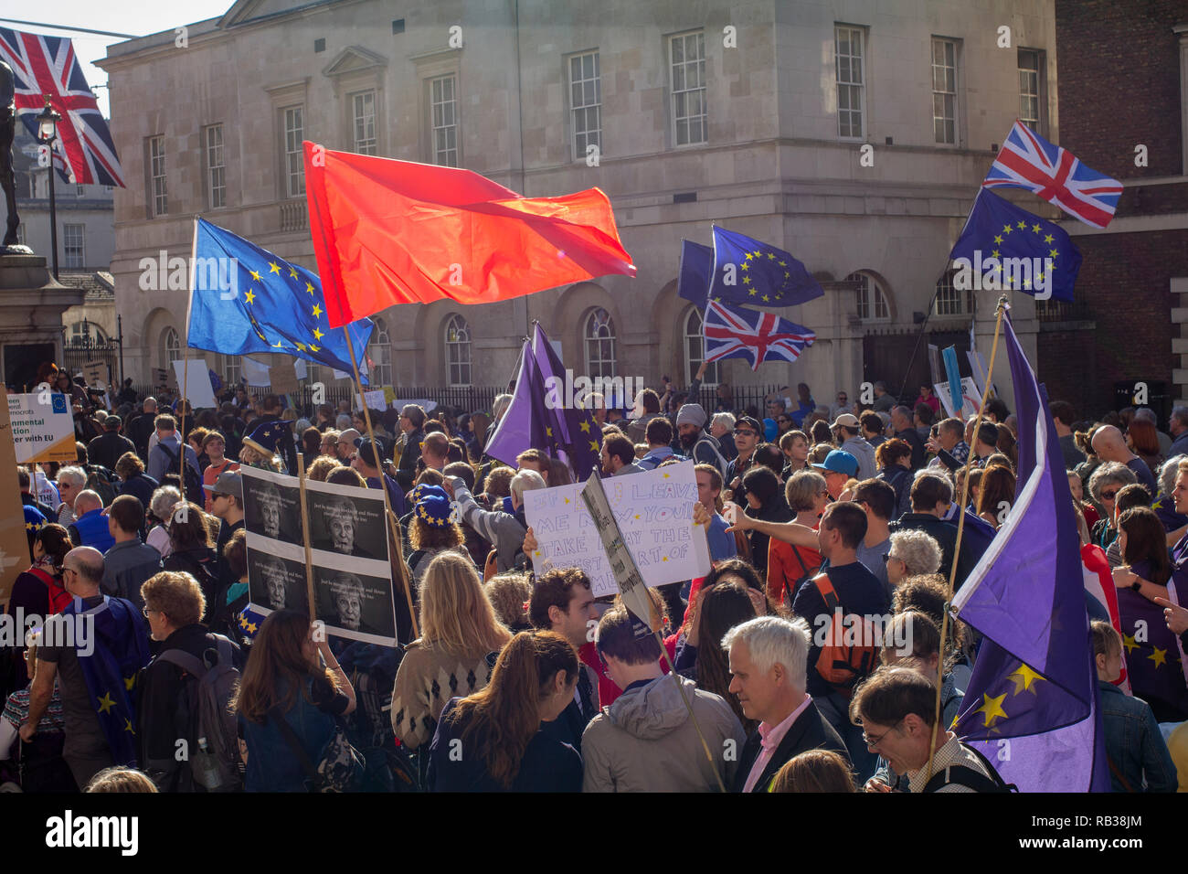 Eine Menschenmenge Marsch von Trafalgar Square bis Parliament Square in London auf den 20/10/18 Für die Volksabstimmung Demonstration gegen Brexit. Stockfoto