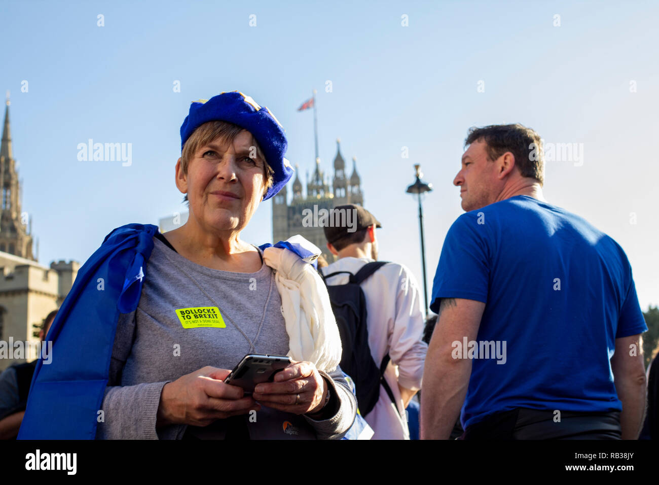 Eine reife Frau hören einer Rede im Parlament Platz während der Abstimmung Demonstration gegen Brexit im London der 20/10/18. Stockfoto