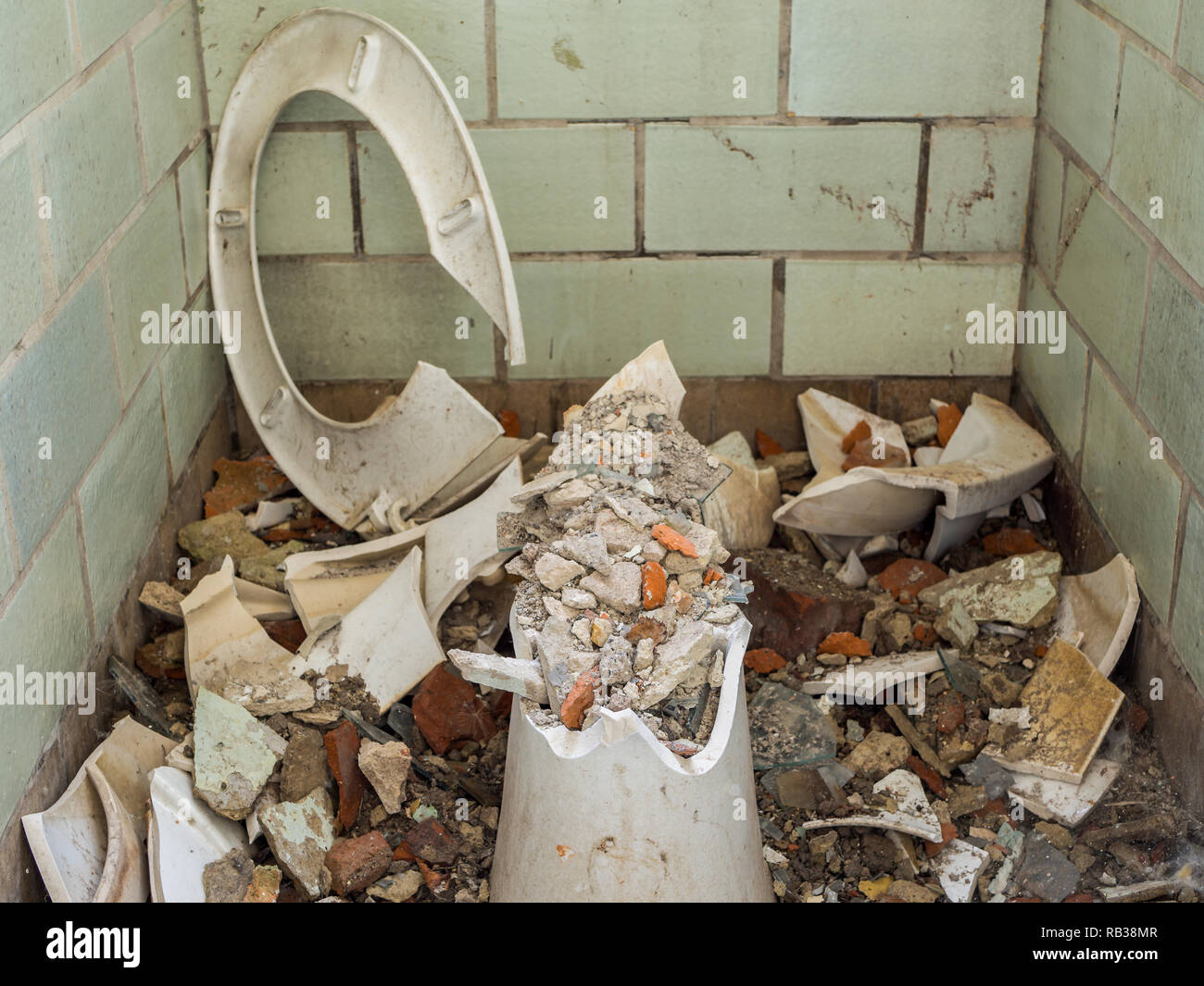 Alte kaputte Toilette Stockfotografie - Alamy