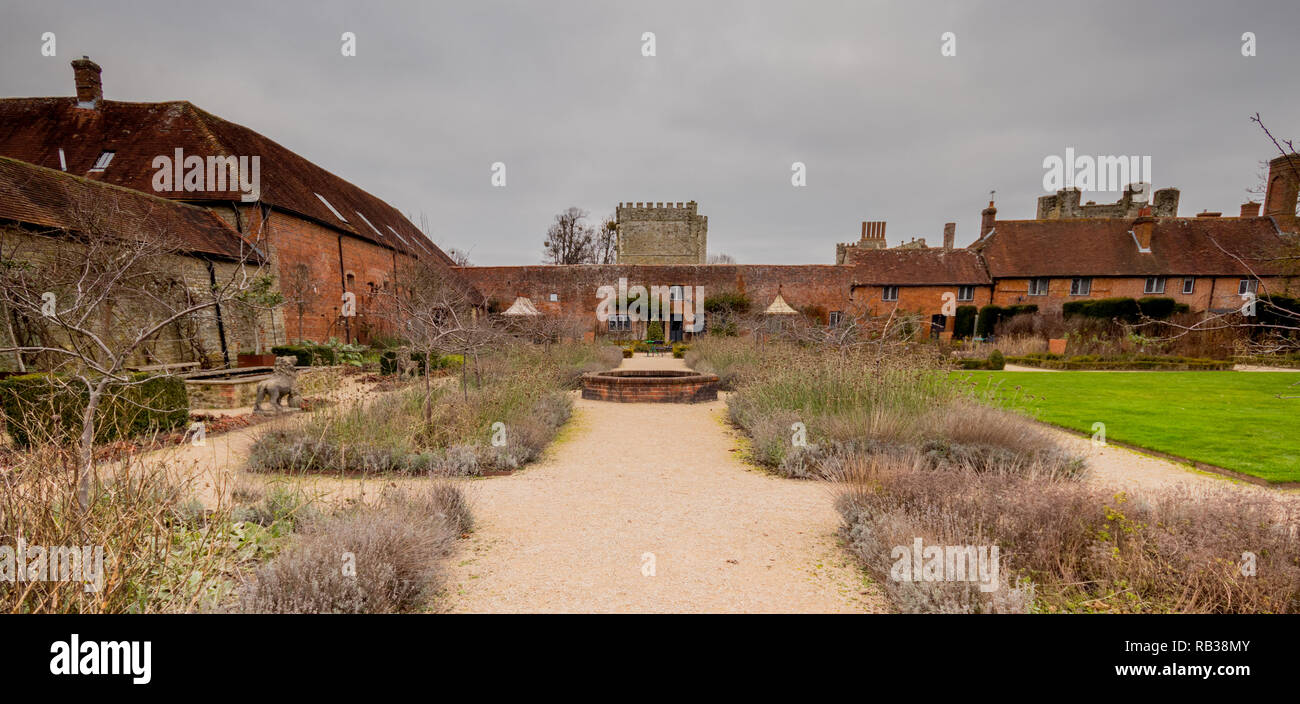 Ummauerten Garten hinter den Cottages neben den Ruinen der Cowdray Haus, Midhurst, West Sussex, Großbritannien Stockfoto