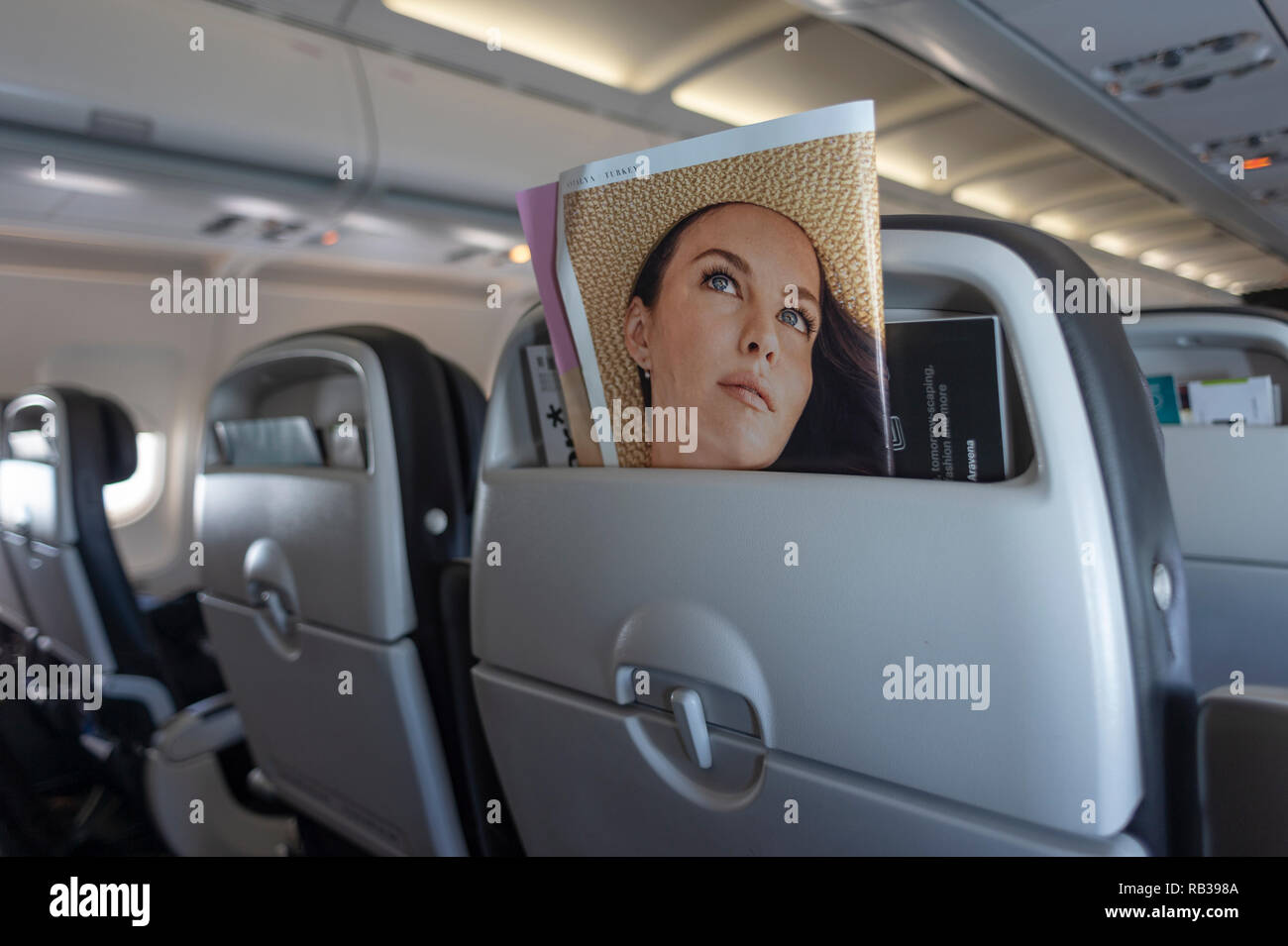 Flugzeugsitz zurück mit Magazin Bild eines fashion model Stockfoto