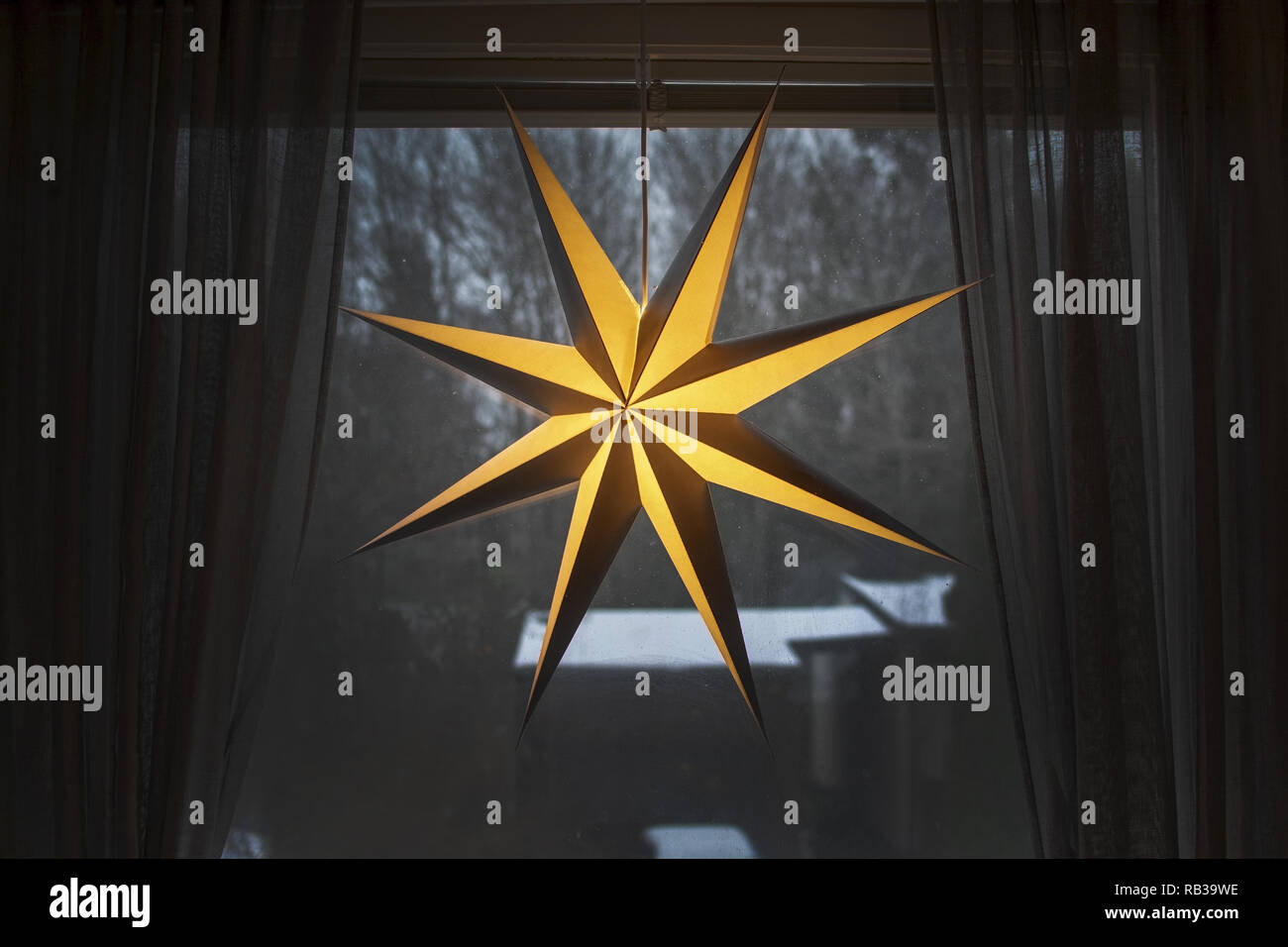 Advent stern Weihnachtsschmuck im Fenster mit Schnee draussen am Nachmittag in Stockholm, Schweden. Stockfoto