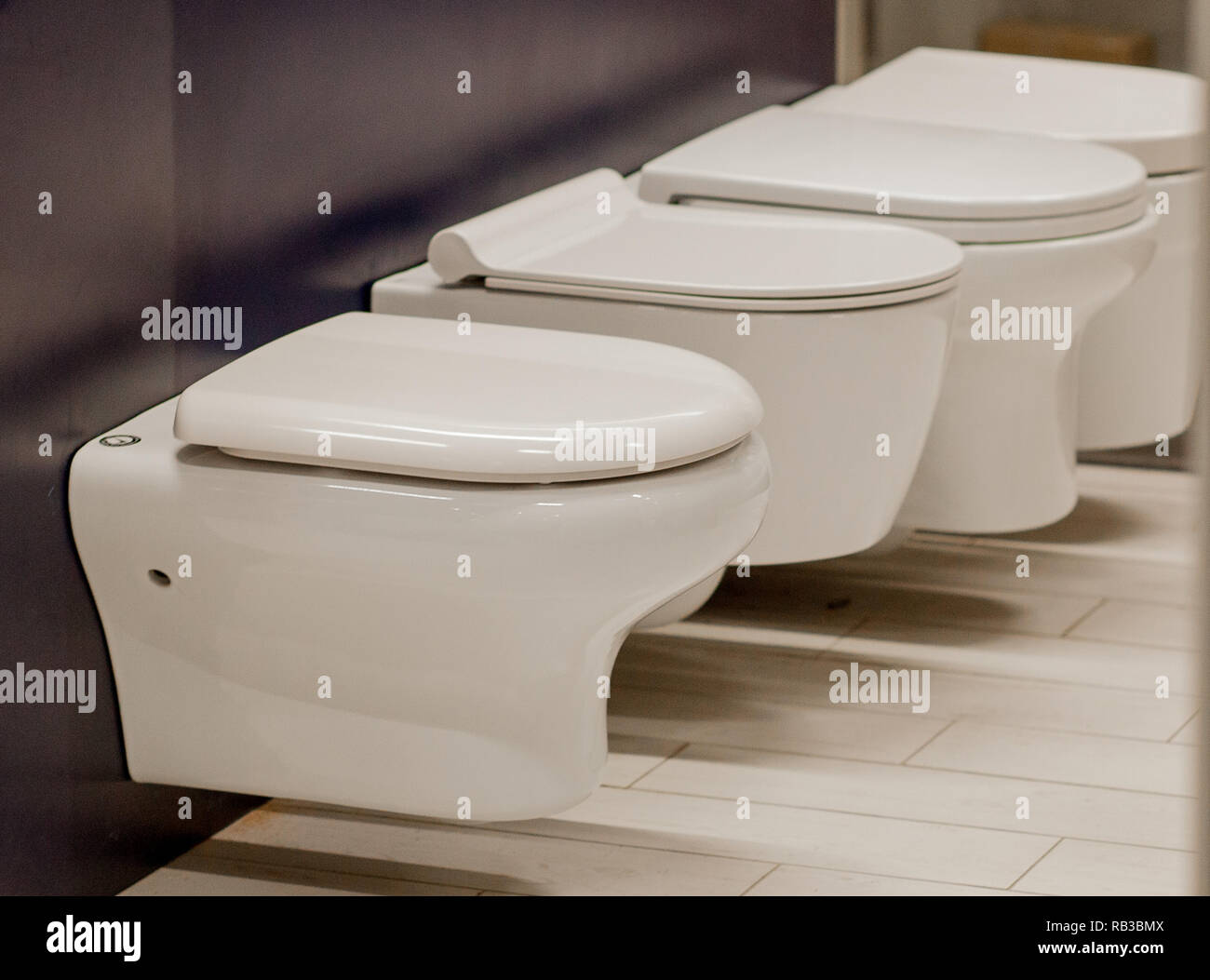 Verschwommenes Bild von WC-gang Schalen in einem Baumarkt Stockfotografie -  Alamy