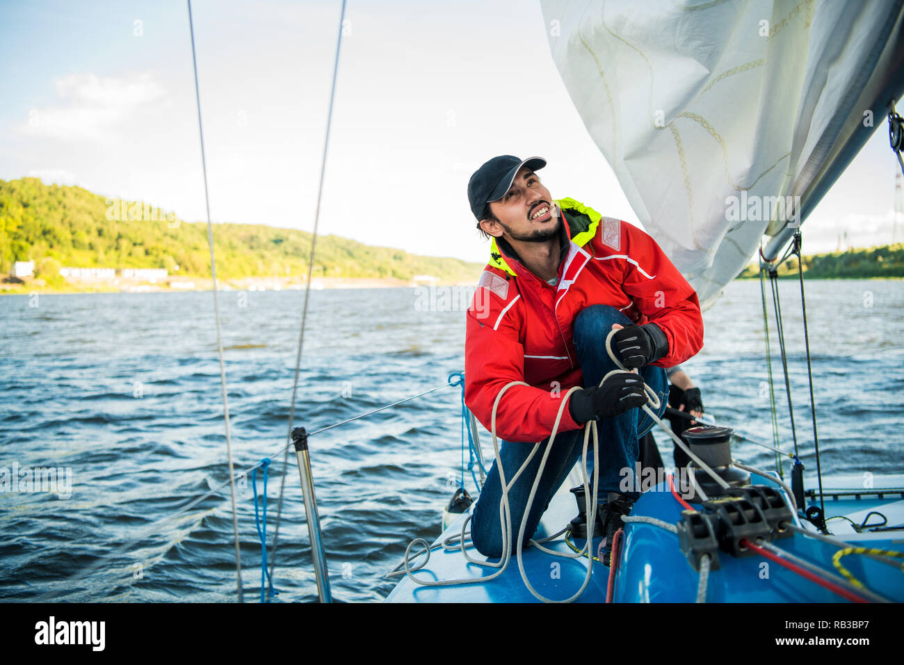 Yachtcharter sailor Seil ziehen. Mann bei der Arbeit auf Segelboot. Stockfoto