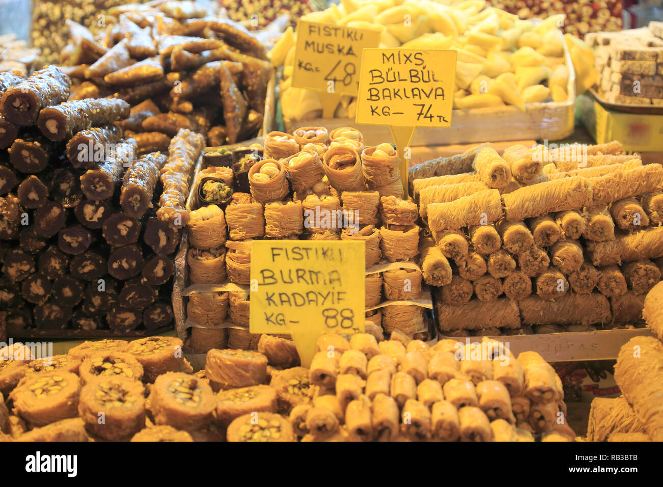 Baklava, Gewürzmarkt Misir Carsisi, ägyptischen Markt, Eminonu, Istanbul, Türkei, Europa Stockfoto