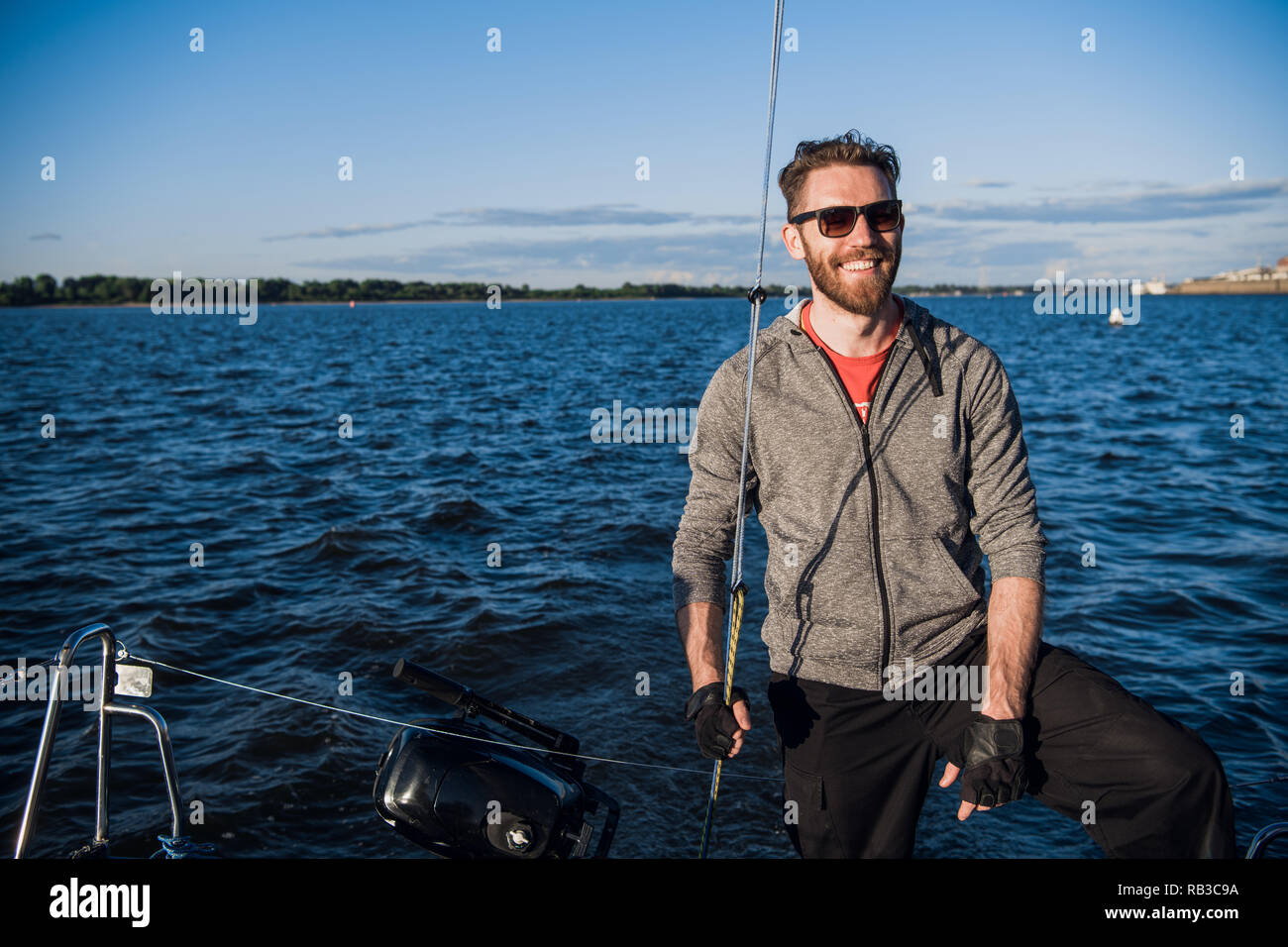 Segelboot mit Skipper auf einem Stern Stockfoto