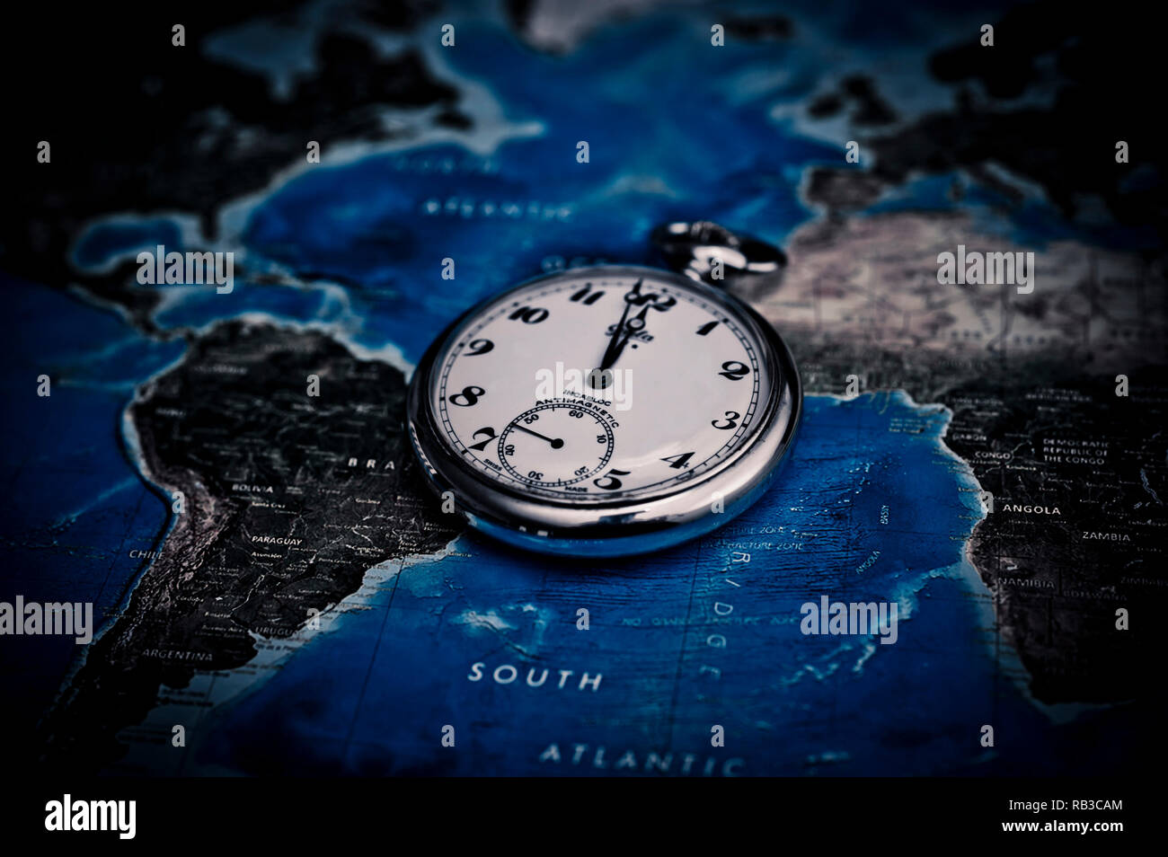 Tasche Uhr, zwei Minuten vor Mitternacht, Konzept für die Doomsday Clock Stockfoto