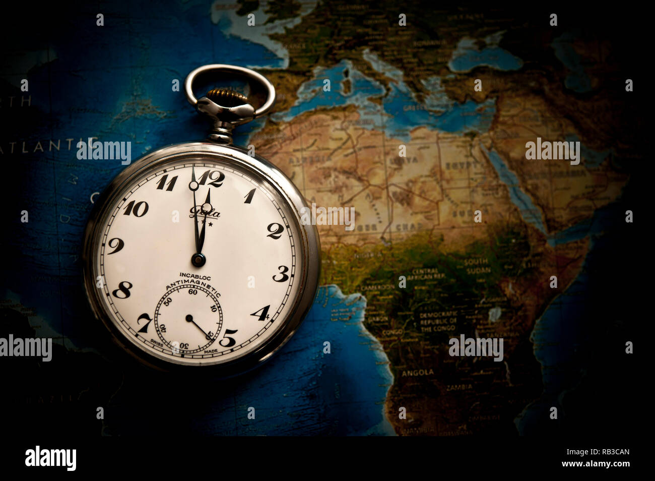 Tasche Uhr, zwei Minuten vor Mitternacht, Konzept für die Doomsday Clock Stockfoto