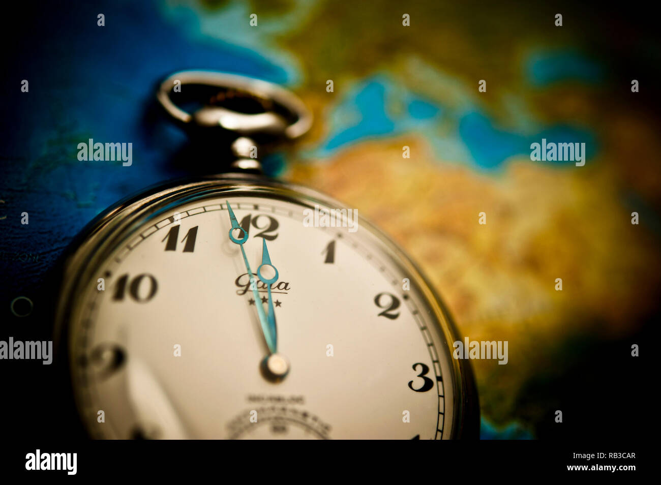 Tasche Uhr, zwei Minuten vor Mitternacht, Konzept für die Doomsday Clock Stockfoto