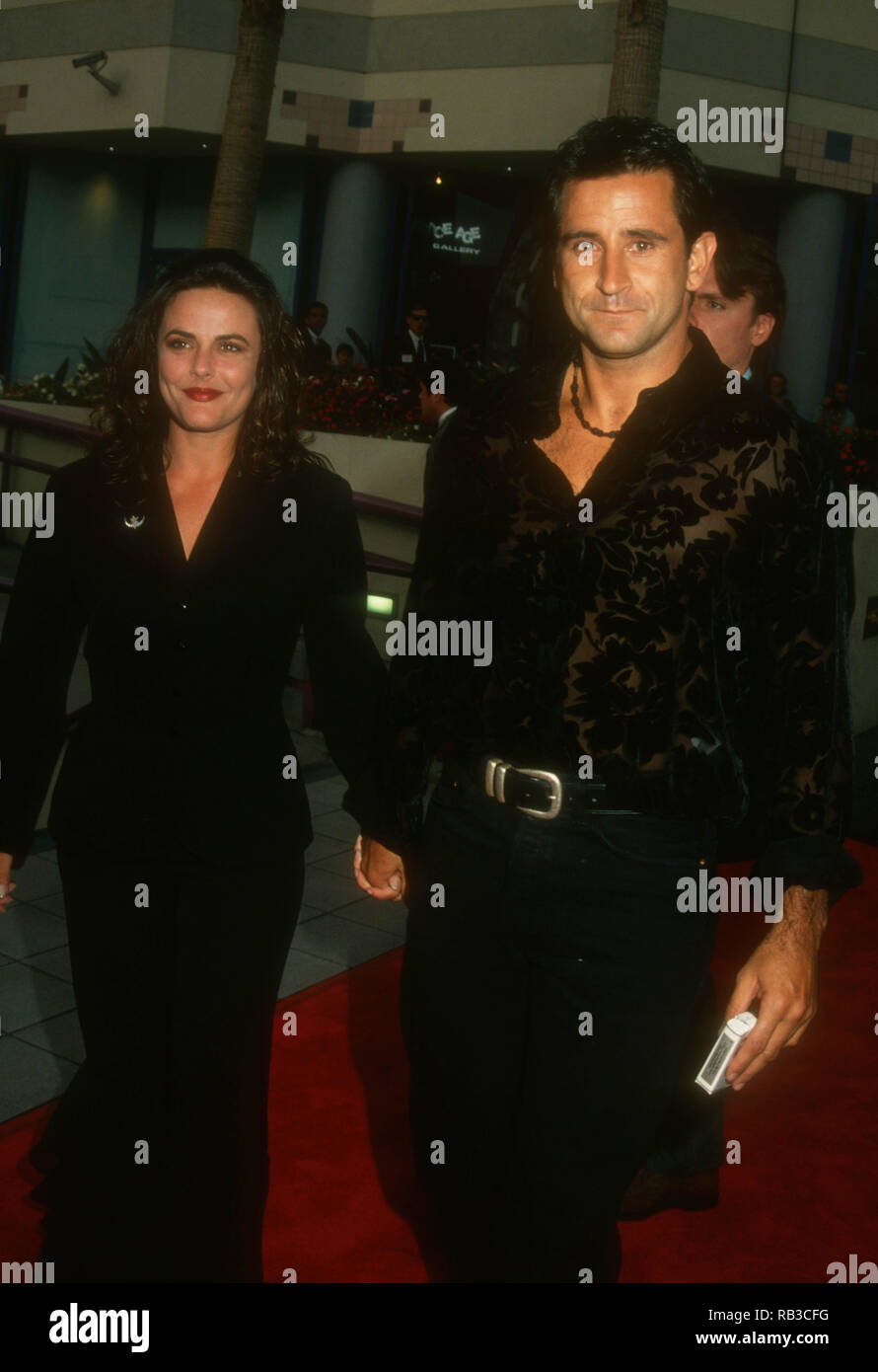 HOLLYWOOD, CA - 28. Juli: Schauspielerin Gia Carides und Schauspieler Anthony LaPaglia besuchen TriStar Bilder ''So Ich heiratete einen Axtmörder" Premiere am 28. Juli 1993 an die Galaxie Theater in Hollywood, Kalifornien. Foto von Barry King/Alamy Stock Foto Stockfoto