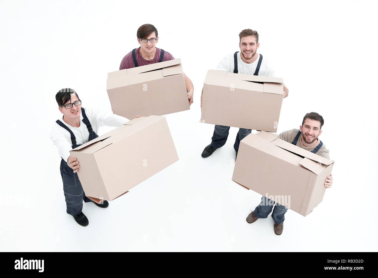 Young movers Holding boxen auf weißem Hintergrund, Stockfoto