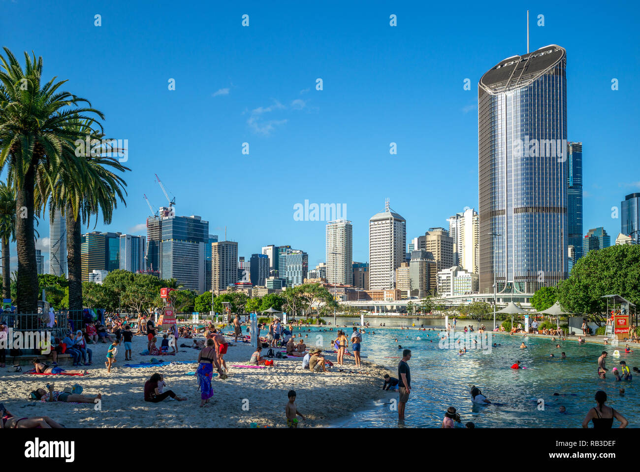 Brisbane, Australien - Dezember 20, 2018: Strand Straßen ist Australiens nur inner-city, künstlichen Strand in Brisbane. Stockfoto