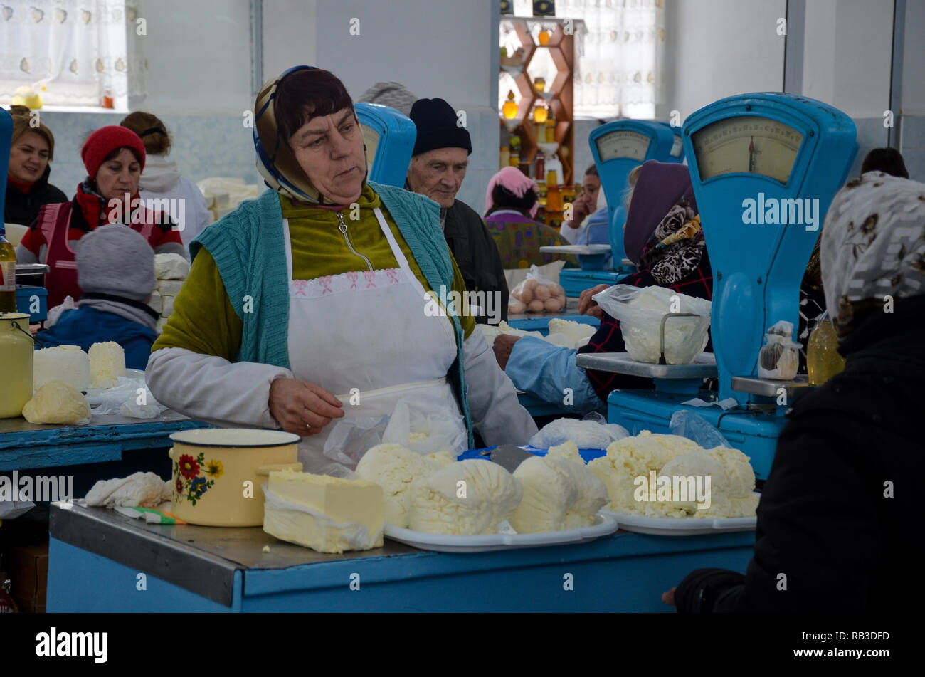 Eine Frau, die den Verkauf von Käse in Chisinau Central Street, Chisinau (Chisinau), der Republik Moldau, November 2018 Stockfoto