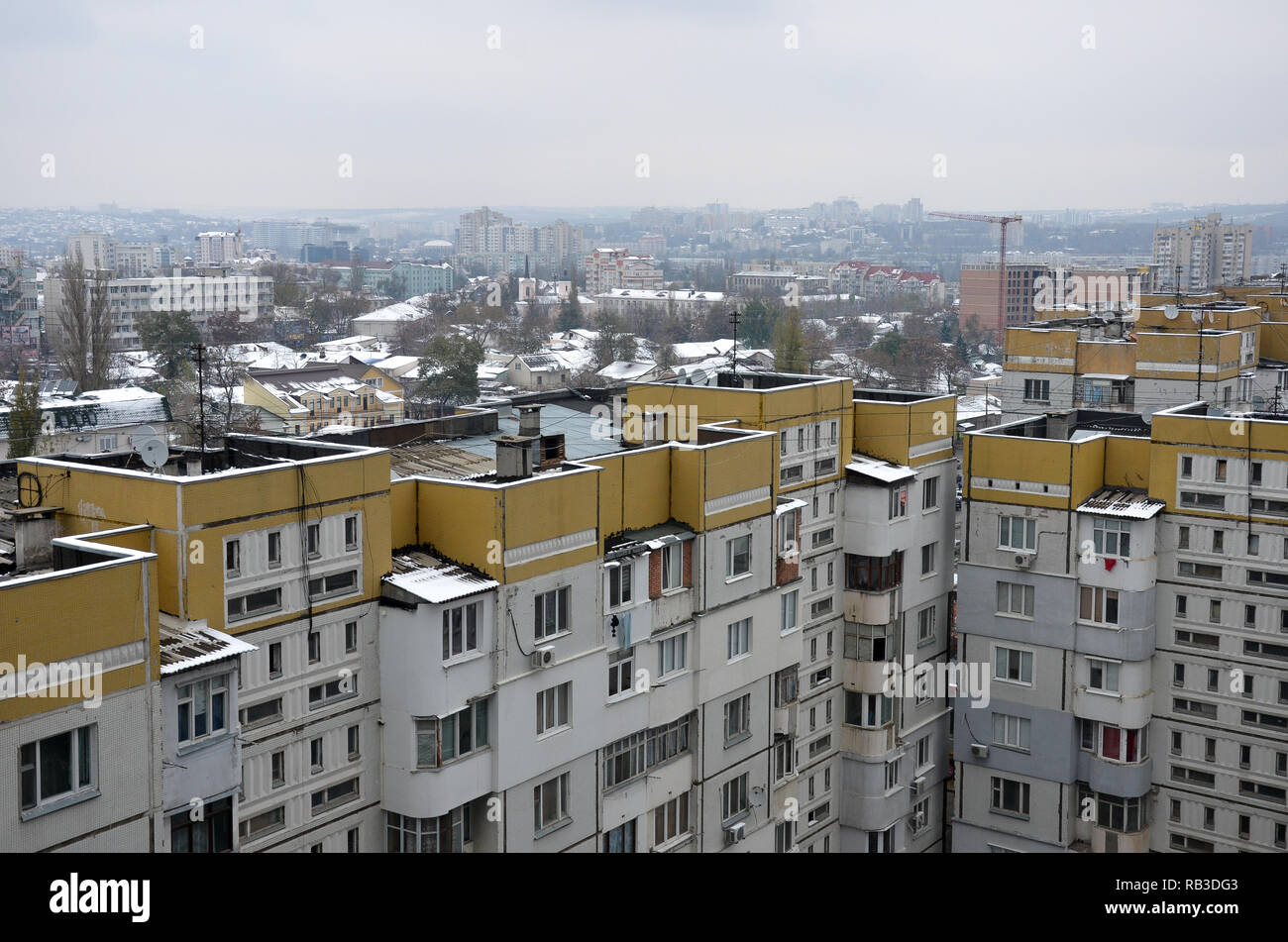 Sowjetischen Apartment Block und Skyline mit Blick nach Norden aus der Nähe Platz der Vereinten Nationen, Chisinau (Chisinau), der Republik Moldau, November 2018 Stockfoto