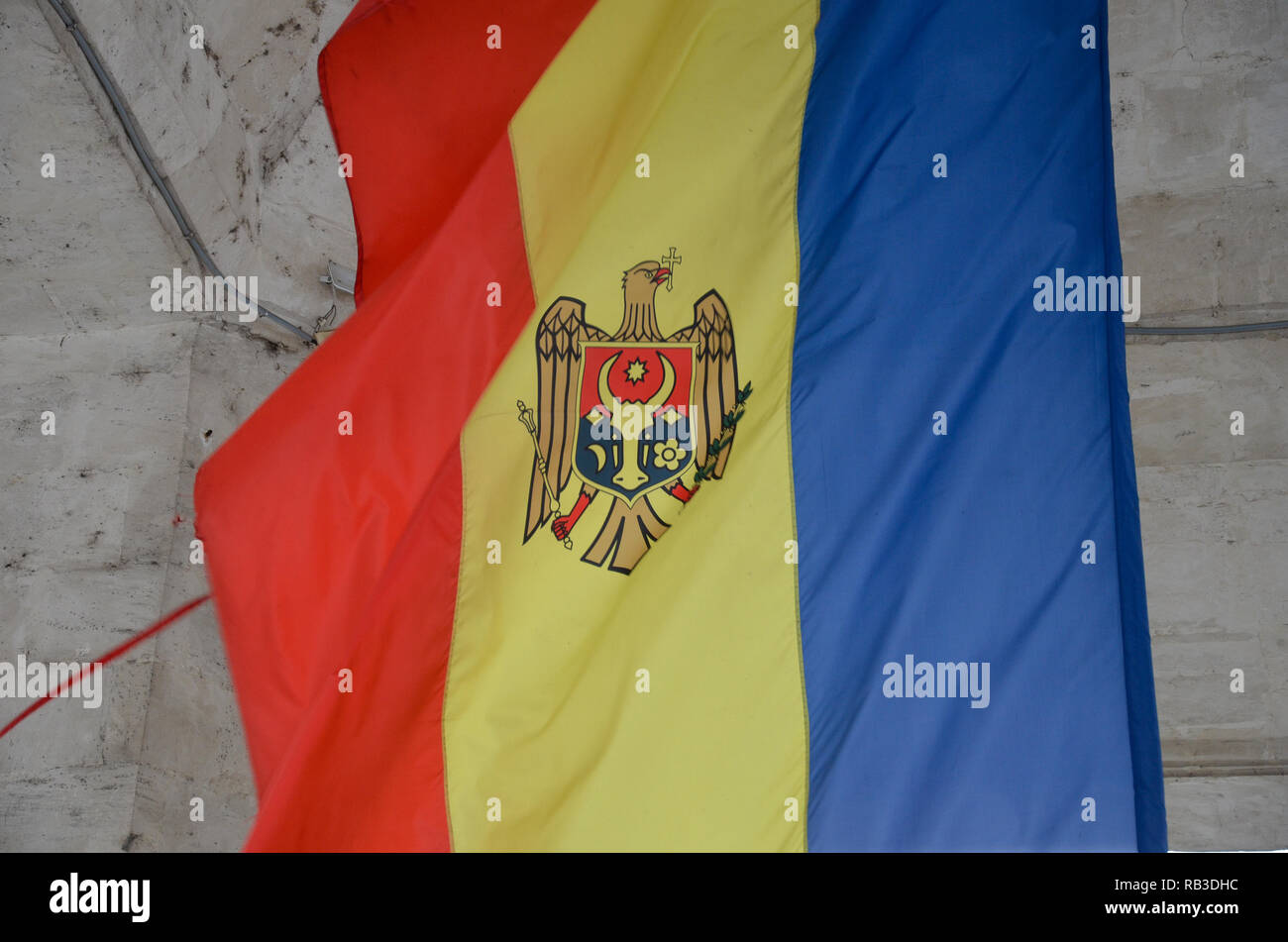 Die Flagge der Republik Moldau innerhalb des Triumphbogens (Arcul de Triumf), Dom Park, Chisinau (Chisinau), der Republik Moldau, November 2018 Stockfoto