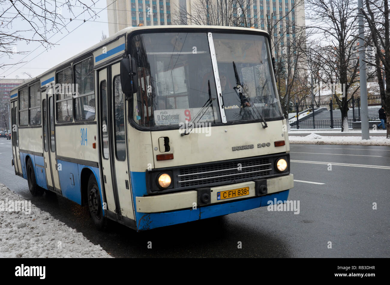Ein Bus vor dem Palast des Parlaments, Chisinau (Chisinau), der Republik Moldau, November 2018 Stockfoto