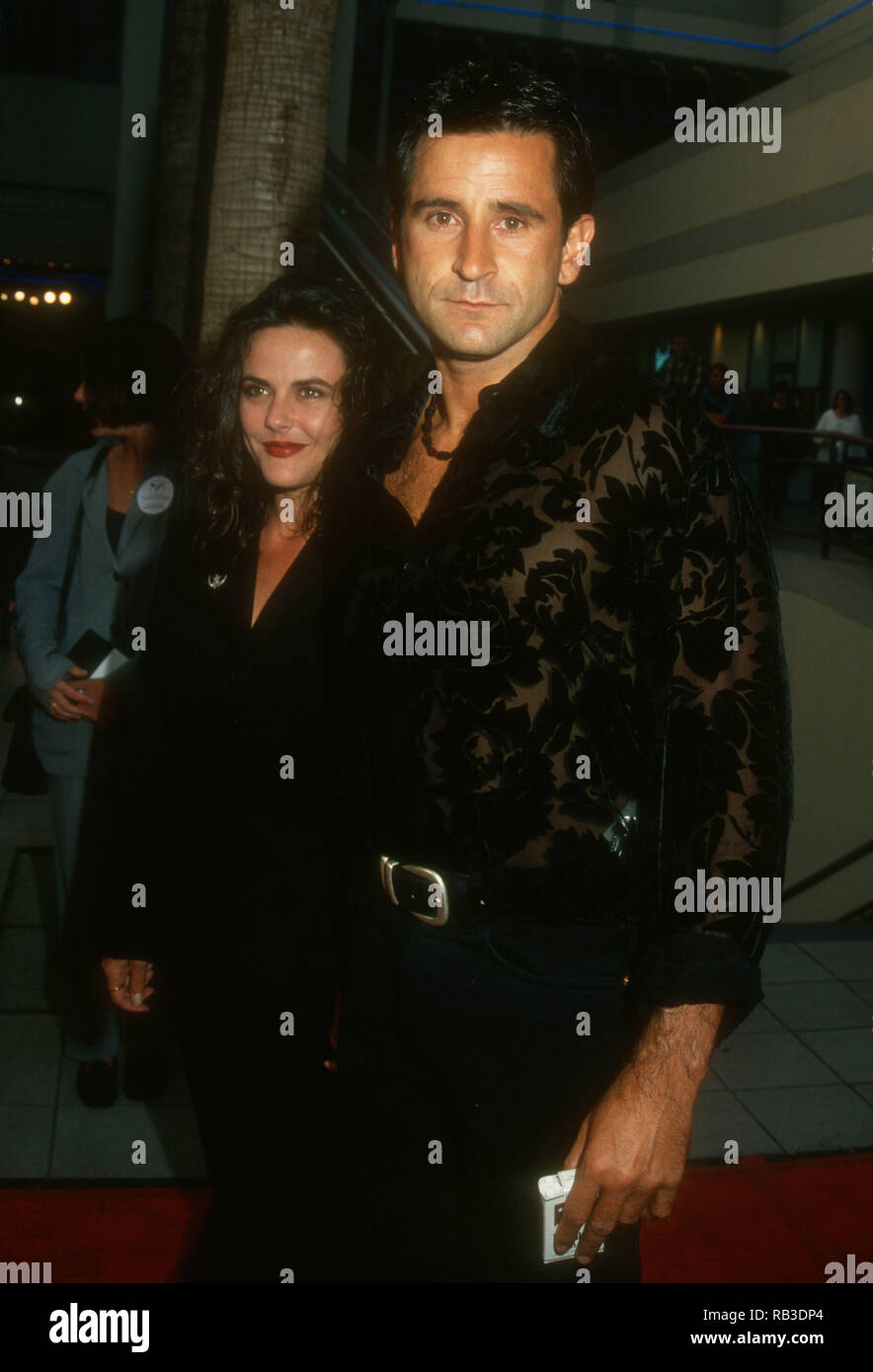 HOLLYWOOD, CA - 28. Juli: Schauspielerin Gia Carides und Schauspieler Anthony LaPaglia besuchen TriStar Bilder ''So Ich heiratete einen Axtmörder" Premiere am 28. Juli 1993 an die Galaxie Theater in Hollywood, Kalifornien. Foto von Barry King/Alamy Stock Foto Stockfoto