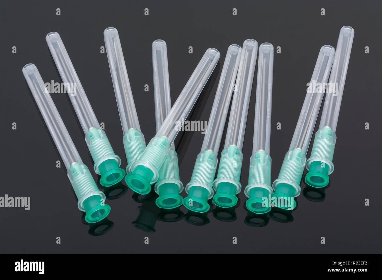Nahaufnahme der hypodermischen Nadeln. Speziell BD Microlance Marke - Grün 21G 1' / 0,8 x 25 mm. Metapher NHS, Impfung, Grippe Jab. Stockfoto