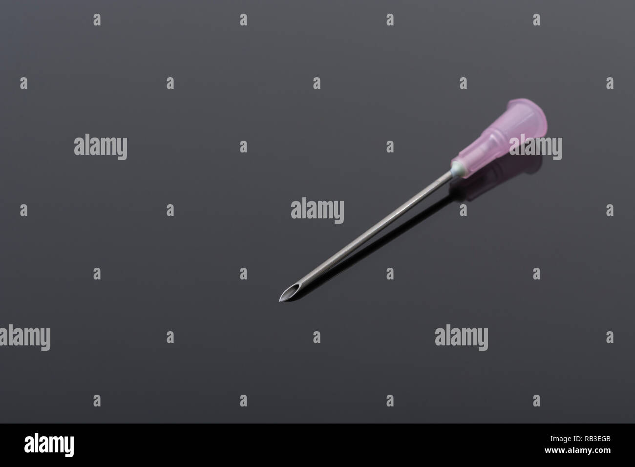 Nahaufnahme der hypodermischen Nadeln. Speziell BD Microlance Marke - Pink 18G 1 1/2' 1.2/40mm. Metapher NHS, Impfung, Grippejab, Injektion. Stockfoto