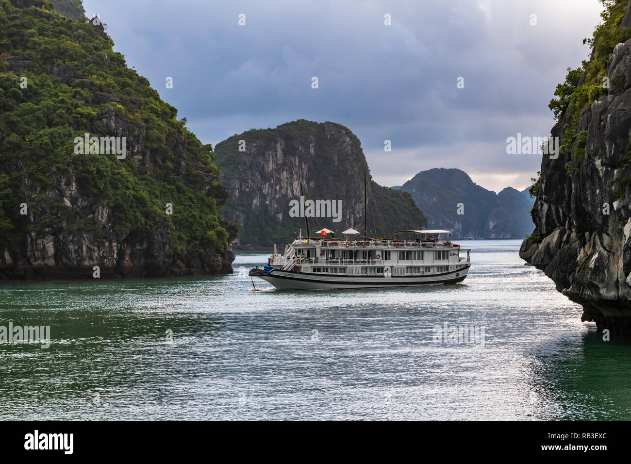 Kreuzfahrtschiffe auf Halong Bucht - stürmischen Himmel Stockfoto