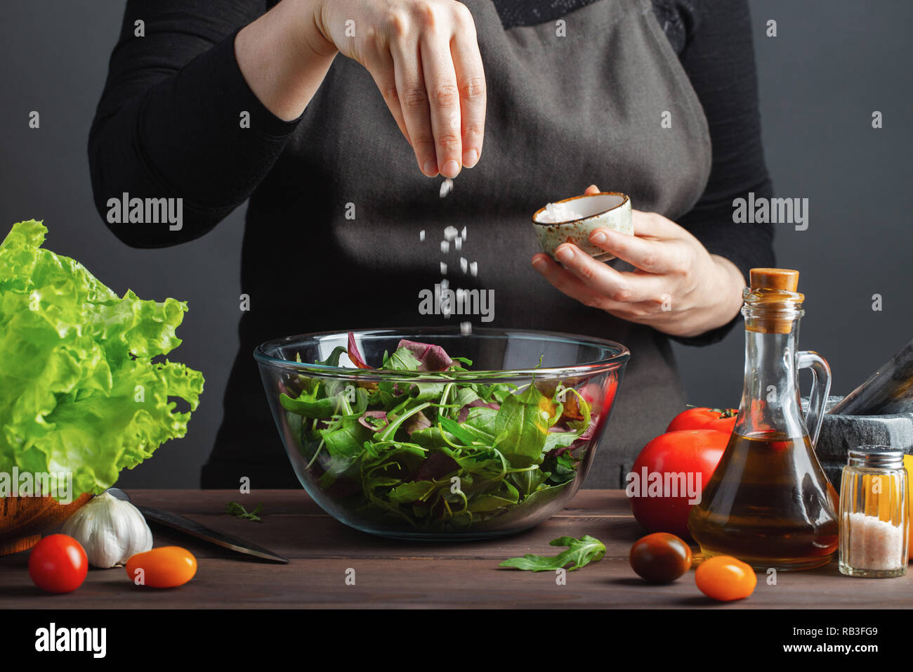 Frau Koch In Der Kuche Vorbereiten Gemusesalat Das Gesunde Essen Diat Konzept Eine Gesunde Lebensweise Zu Kochen Zu Hause Fur Das Kochen Das Madchen Autoloscher Stockfotografie Alamy