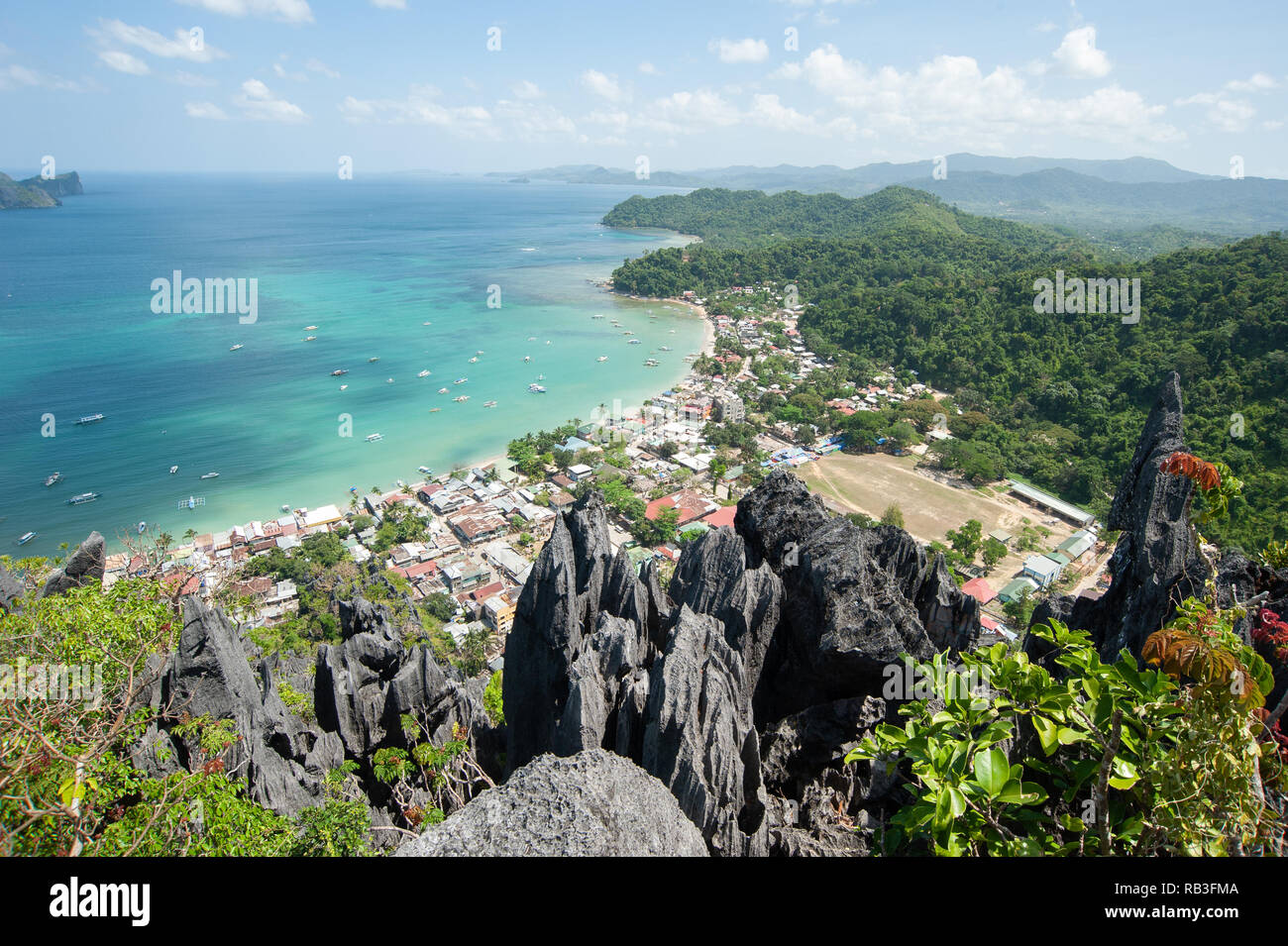 Bacuit und Blick auf die Bucht von Taraw Cliff, El Nido Palawan Philippinen. Blick vom hohen Winkel mit Kalkstein, Meer und Blick auf die Insel im blauen Himmel. Stockfoto