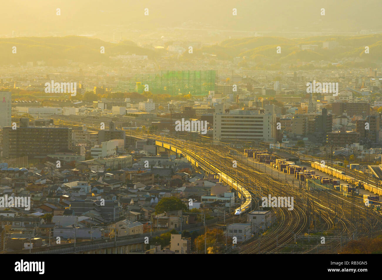 Der Shinkansen Zug von Kyoto Tower. Stockfoto