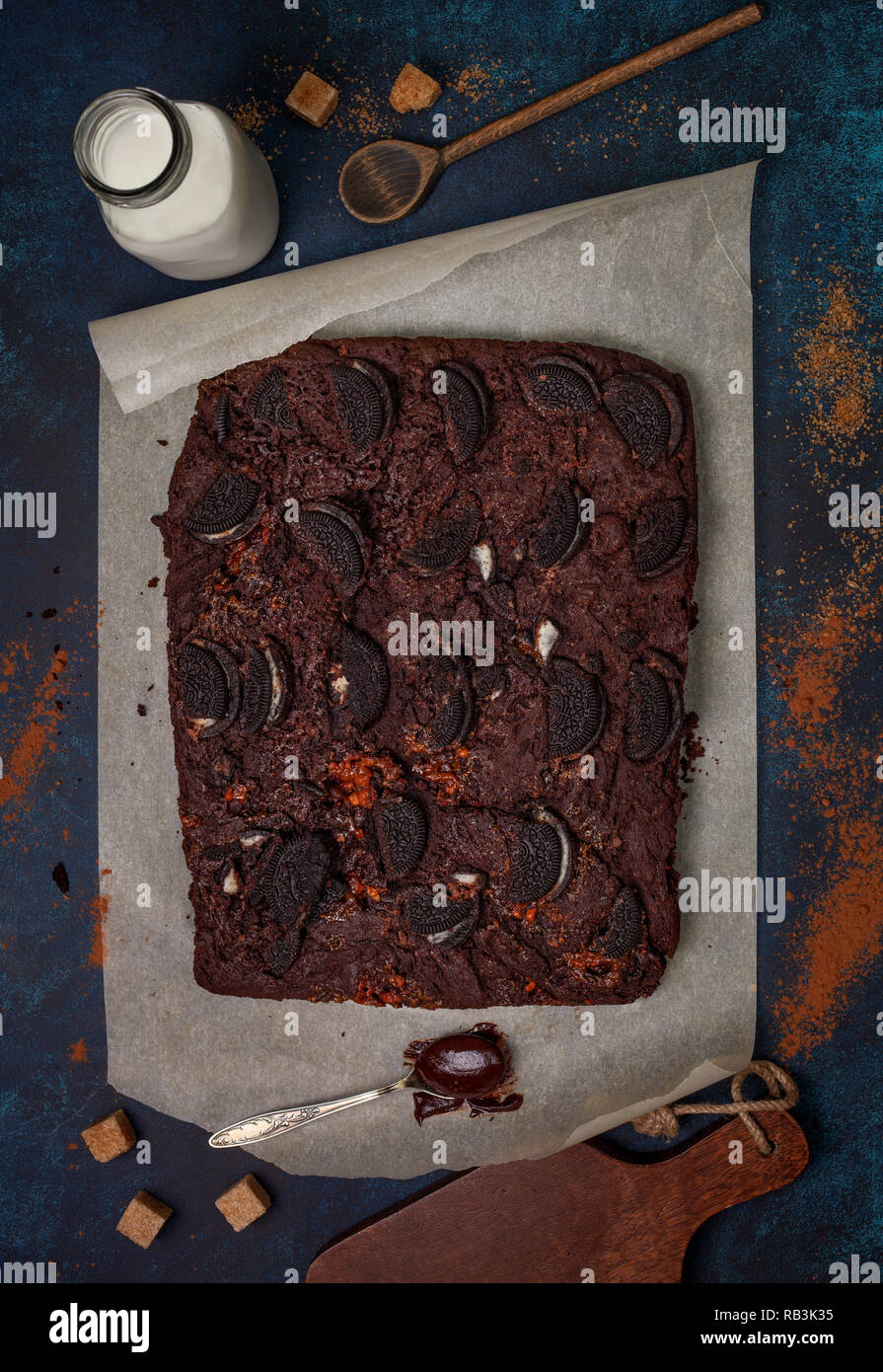 Brownie mit Oreo Cookies und Karamell Sahne auf einem blauen Hintergrund. Ansicht von oben Stockfoto