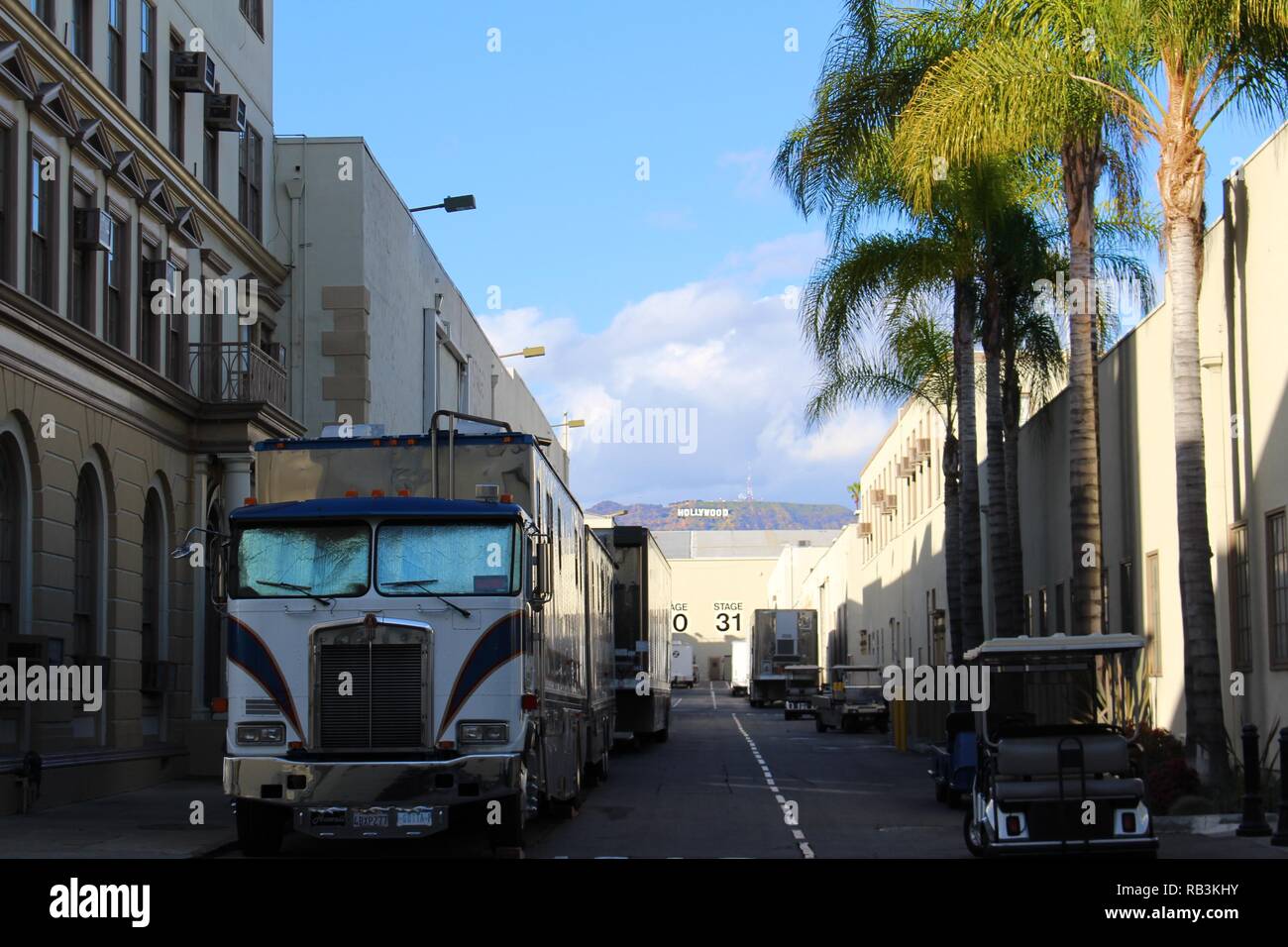 Hollywood Zeichen hinter der Produktion Street Stockfoto