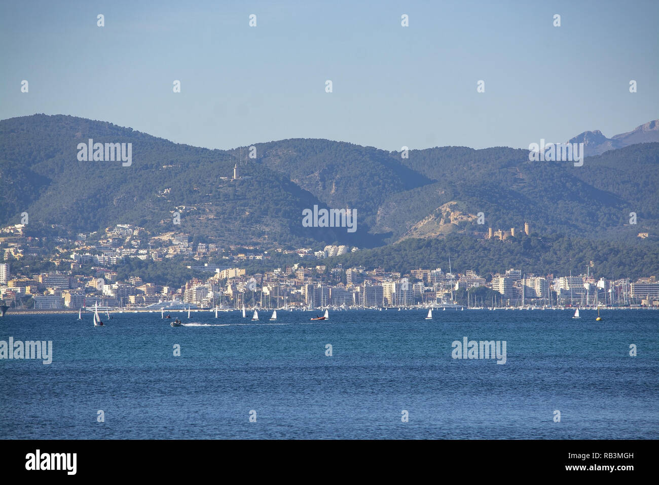 CAN PASTILLA, MALLORCA, SPANIEN - Dezember 6, 2018: Segeln winter Regatta in der Bucht von Palma an einem sonnigen Tag am 6. Dezember 2018 in Can Pastilla, Mallorca, Sp Stockfoto