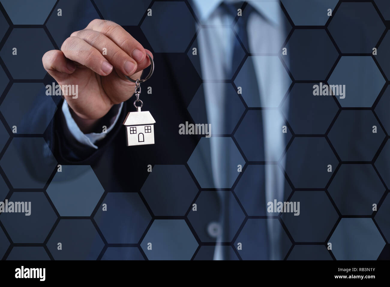 Mann hält ein Haus Schlüssel in seiner Hand. Stockfoto