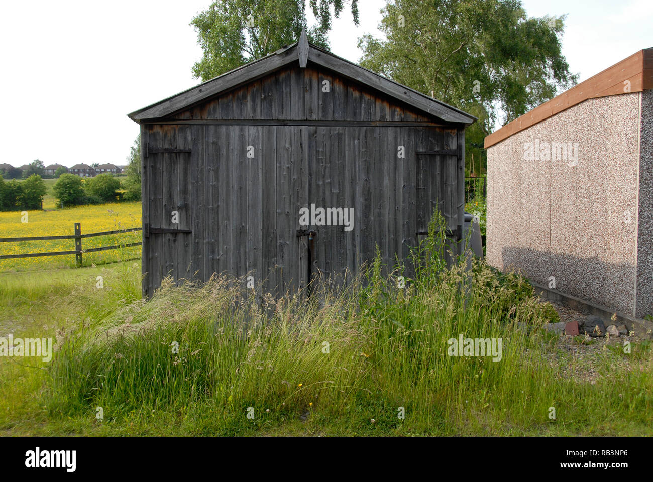 Heimische garage unzugänglichen aufgrund der langen Gras vor der Tür wächst, England Stockfoto
