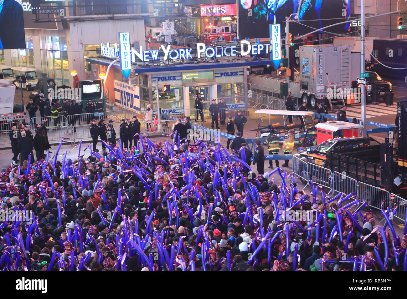 Nachtschwärmer, Menschenmassen, Silvester, Times Square, Manhattan, New York City, New York, Vereinigte Staaten von Amerika Stockfoto