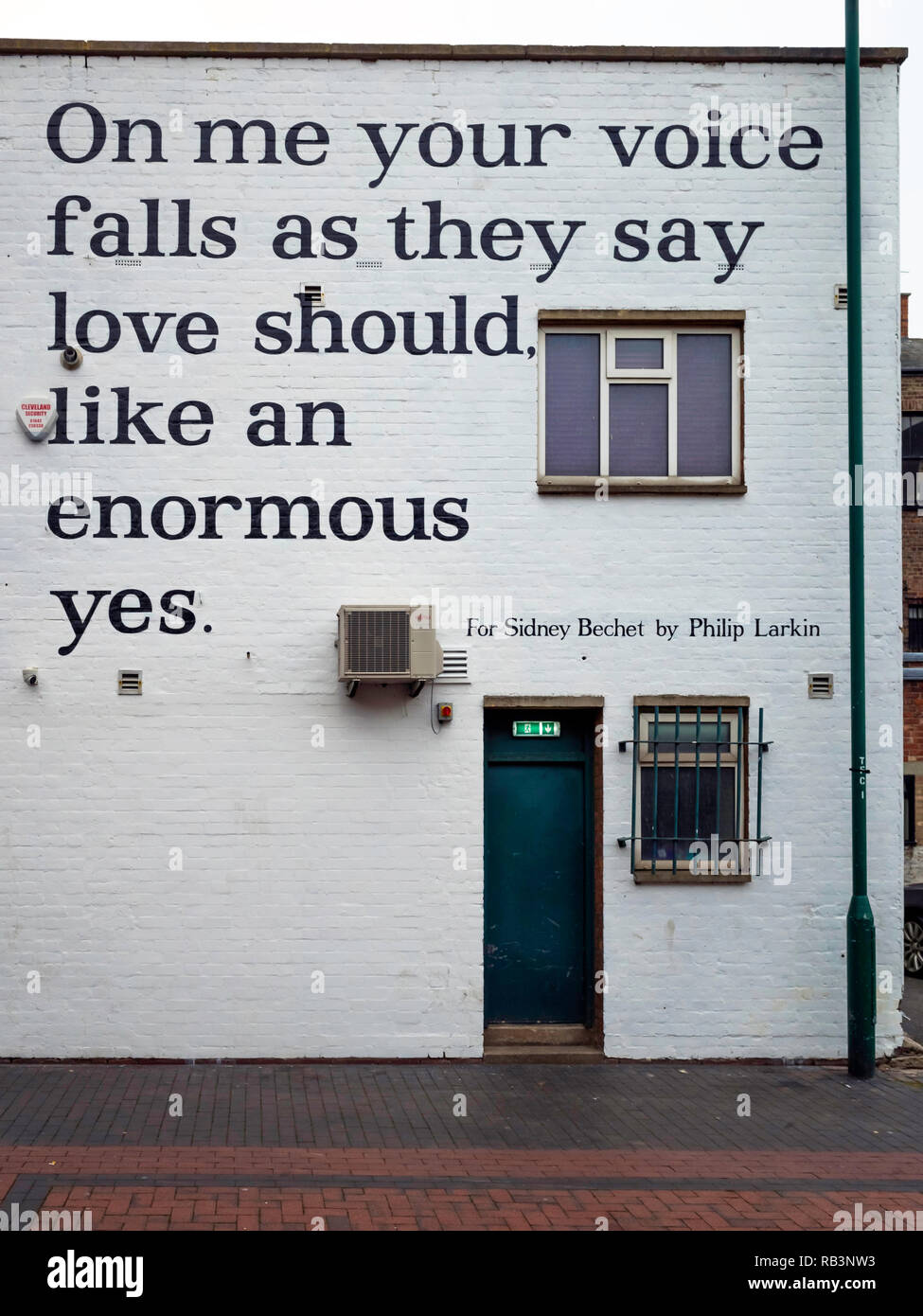 Ein Angebot an eine Wand gemalt in Middlesbrough auf mich deine Stimme fällt, wie Sie sagen, lieben sollen, wie eine enorme Ja für Sidney Bechet von Philip Larkin Stockfoto