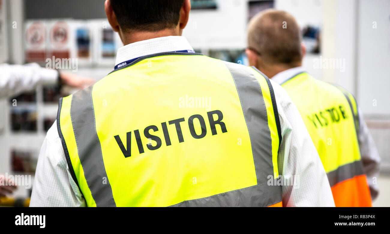 Besucher PPE tragen in einem Produktionsstandort Stockfoto