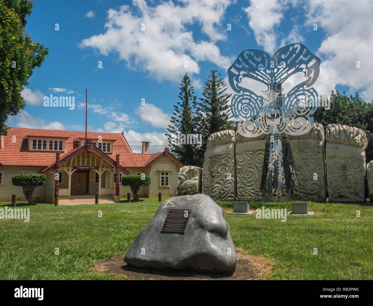 Kings' Maske stahl Skulptur, auf der moko Gestaltung der ersten und zweiten Maori Könige, König Tawhiao und König Potatau, Ngaruawahia, Neuseeland Stockfoto