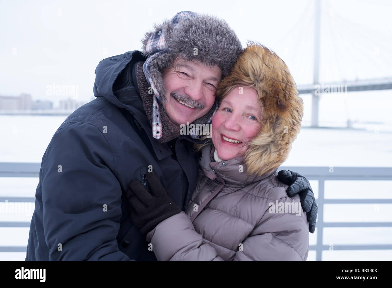 Porträt des älteren Paares Spaß im Freien im Winter lächelnd und mit Blick auf die Kamera Stockfoto