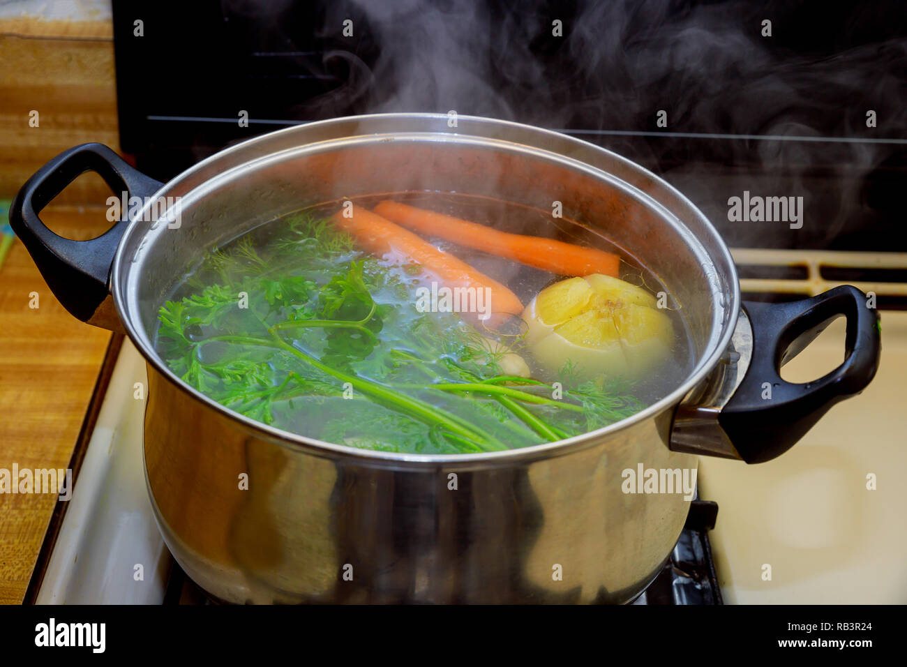 In der Nähe der Brühe in einen Topf Gemüse Zutaten für eine Suppe kochen  Essen Stockfotografie - Alamy