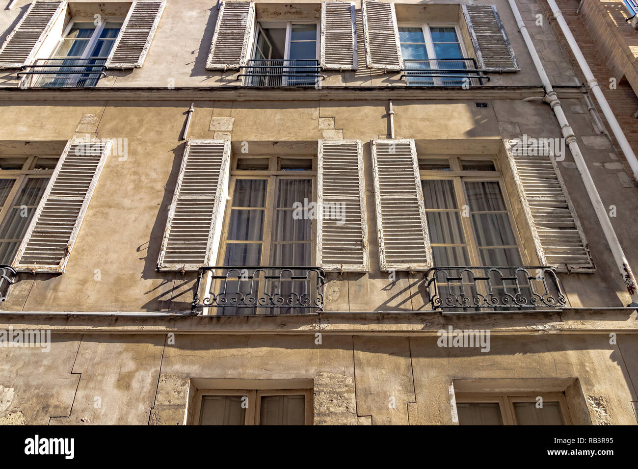 Gebäude aus Stein mit weissen Fensterläden aus Holz auf der rue Saint-Louis-en-l'Île, Paris, Frankreich Stockfoto