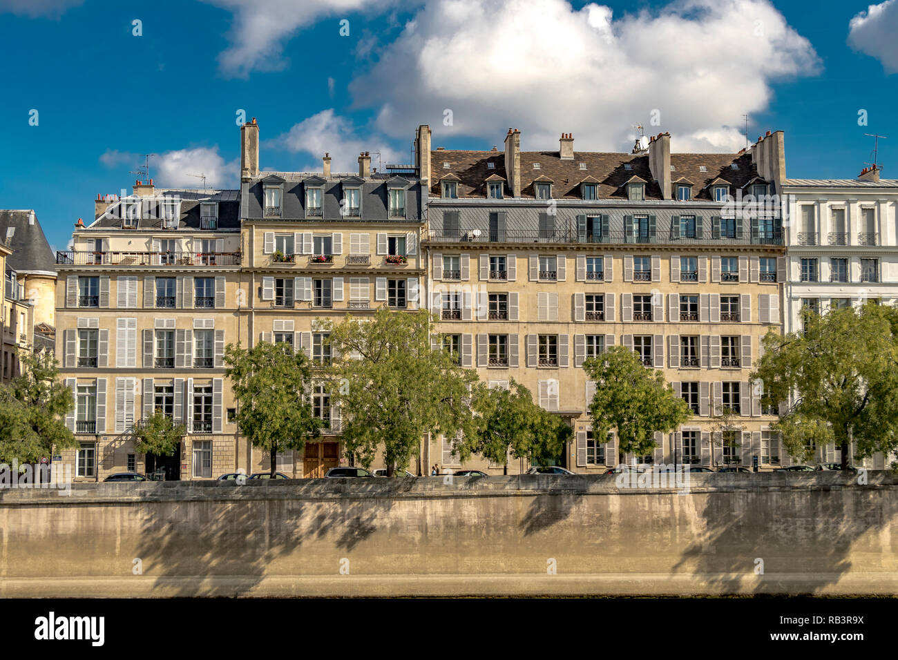 Das elegante Apartment Gebäude mit weißen Fensterläden aus Holz mit Blick auf den Fluss Seine auf der Île Saint-Louis, Paris, Frankreich Stockfoto