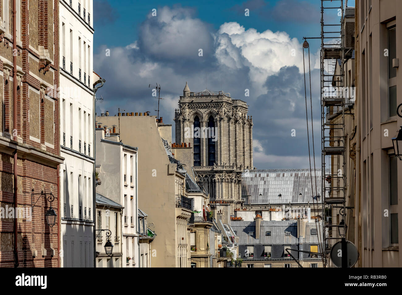 Die Twin Towers und das Dach der Kathedrale Notre-Dame de Paris von der Rue Valette, in der 5. Arrondissement von Paris, Frankreich Stockfoto