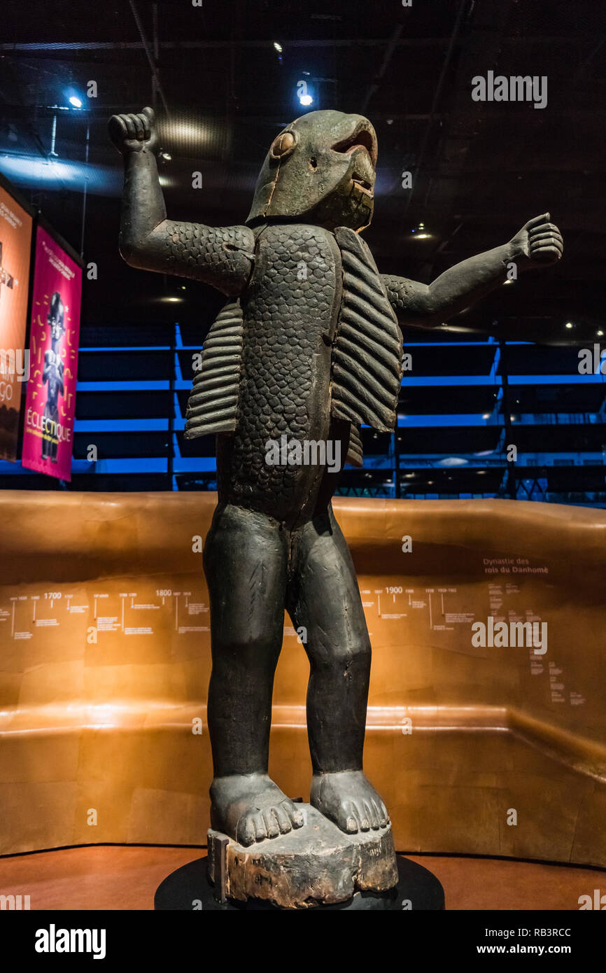 Mann-shark von Sossa Dede (ca. 1890), Fon Statue, die Behanzin, letzter Herrscher von Dahomey Königreich, im Musée du Quai Branly, Paris, Frankreich ausgesetzt. Stockfoto