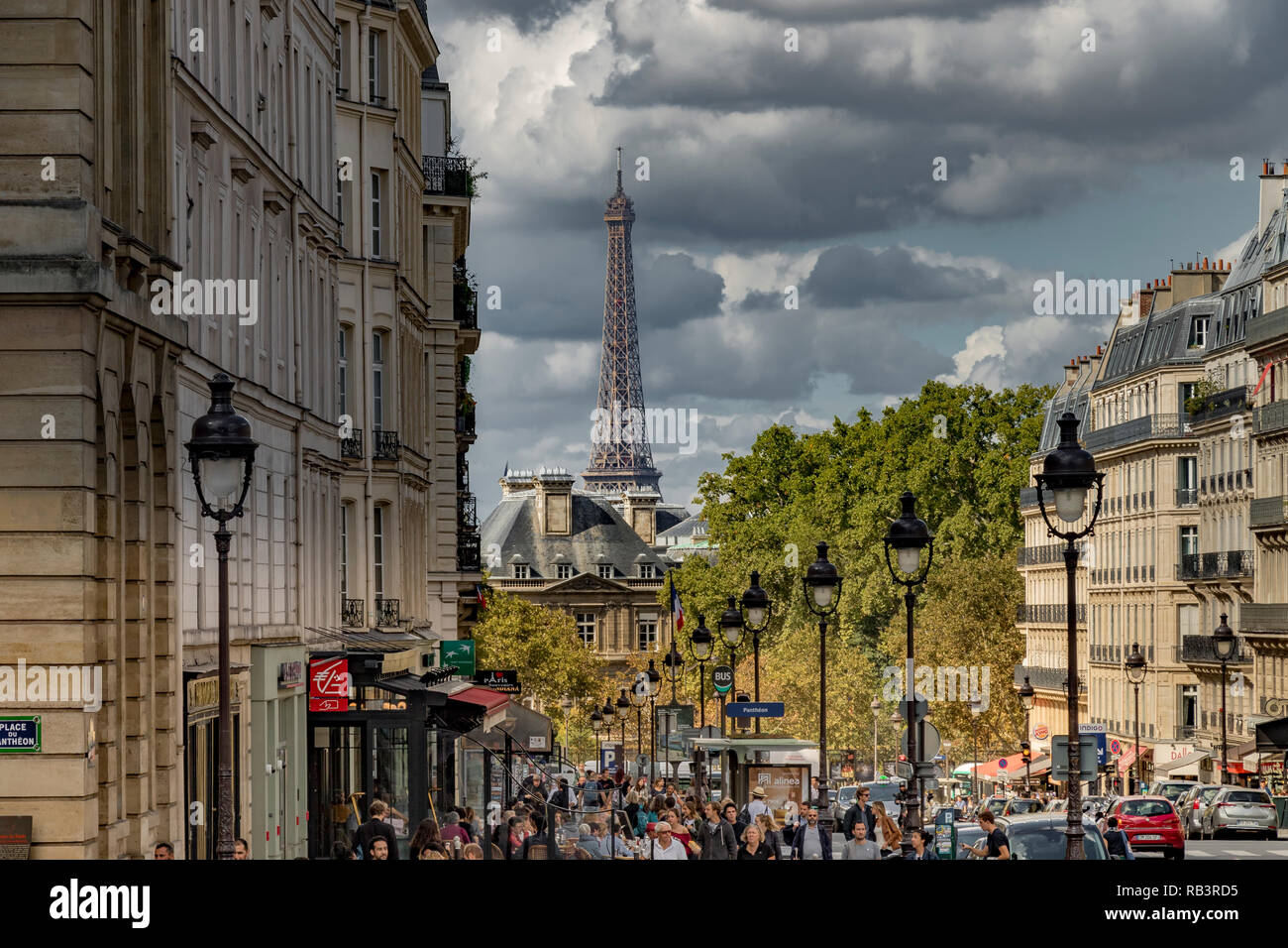 Auf der Suche nach Le Jardin du Luxemburg, Massen von Menschen zu Fuß entlang der Rue Soufflot mit den Eiffelturm in der Ferne, Paris, Frankreich Stockfoto