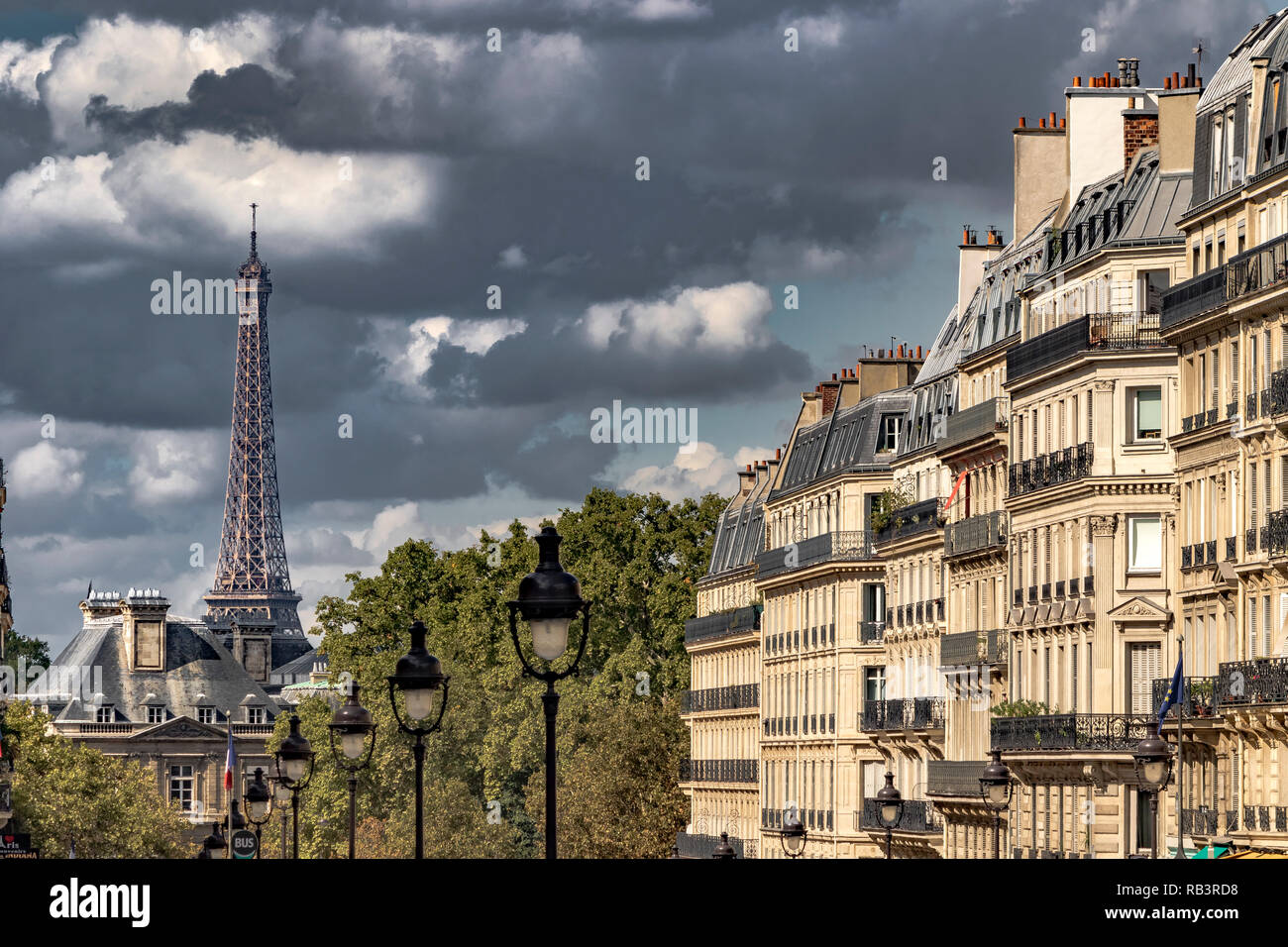 Dunkle Wolken umgeben den Eiffelturm ab Rue Soufflot, einer Straße mit beeindruckenden Apartment Gebäuden gesäumt, Paris, Frankreich Stockfoto