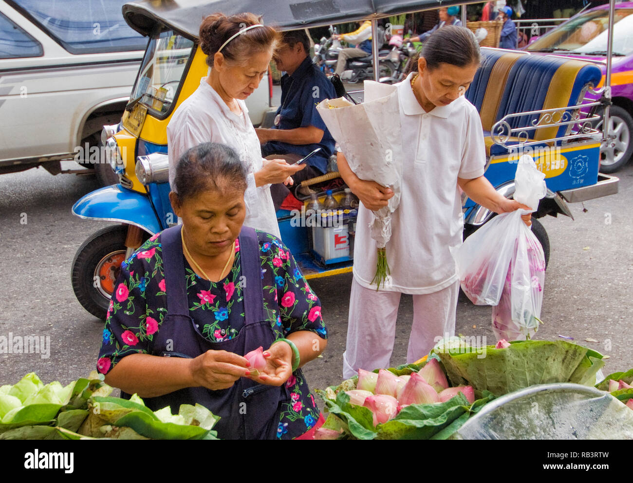 Lotus Verkäufer auf dem Bürgersteig der Pak Khlong Talat Flower Market in Bangkok Thailand Stockfoto